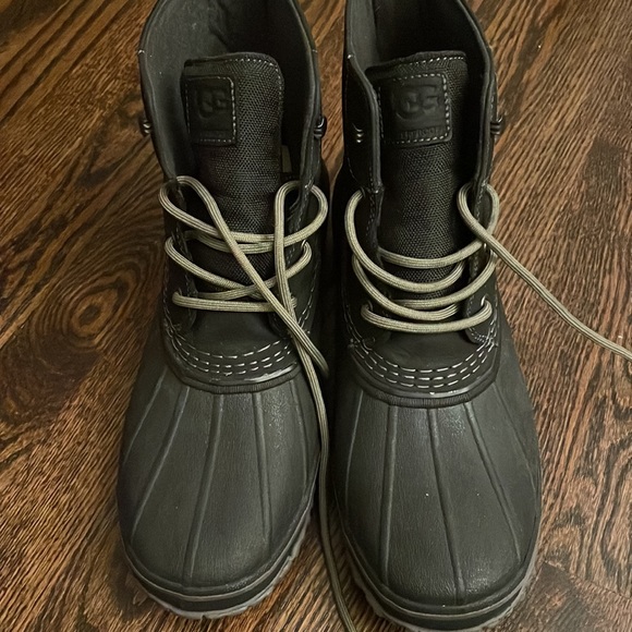 UGG Men’s Zetik Black Waterproof Boots - Picture 2 of 8